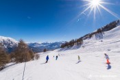 skieurs sur piste bleue auriga