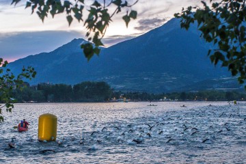 embrunman nage lac petit matin